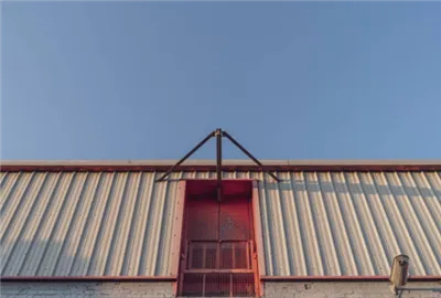 Изучение долговечности системы металлической крыши стоя